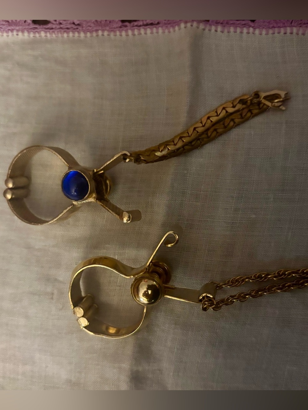 1940s–1950s Vintage Gold Tone Glove Holders / Glove Clips – Set of 2
